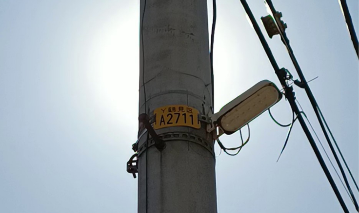 電柱に設置された防犯灯